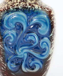 Bilden visar Strehla Keramik 1281 vas - VEB Made in GDR detalj blått mönster