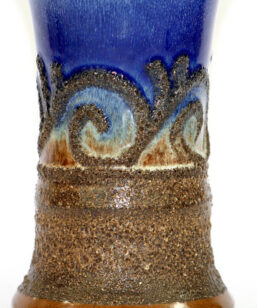 Bilden visar Strehla Keramik 1476 vas – Fat Lava GDR 1970s detalj glasyr