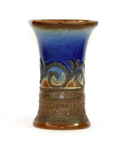 Bilden visar Strehla Keramik 1476 vas – Fat Lava GDR 1970s helhet