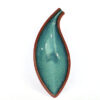 Bilden visar Retro-fat av keramik vågformat med havsblå glasyr