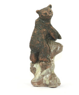 Bilden visar Björn – Tilgmans keramik skulptur på klippa Harry Tilgman