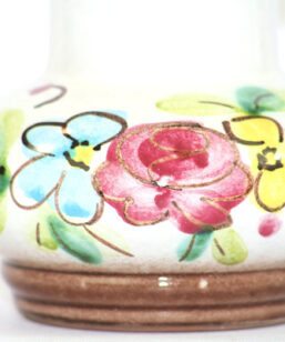 Bilden visar Strehla vas 9021 – Keramik med hänkel blommor pasteller detalj