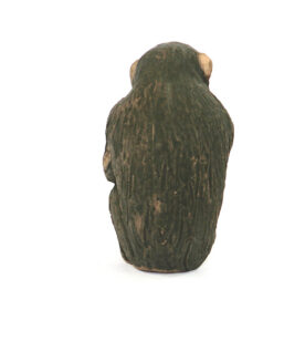 Apa – Tilgmans keramik chimpans figurin rygg