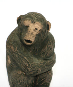 Apa – Tilgmans keramik chimpans figurin detalj